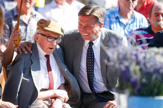 Garda Slovenske vojske je v imenu predsednika Republike Slovenije Boruta Pahorja položila venec v slovo akademiku in tržaškemu pisatelju Borisu Pahorju.